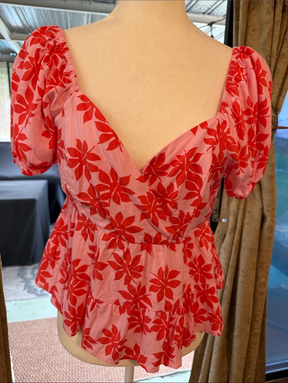 Floral Puff-Sleeve Peplum Blouse in Pink and Red